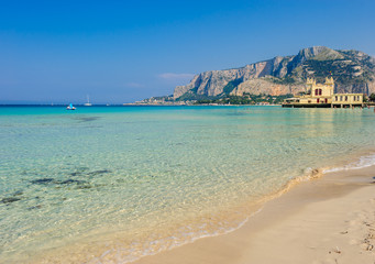 Een prachtig uitzicht op Palermo vanaf het strand van Mondello, Sicilië, Italië.
