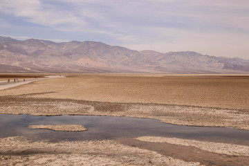 Bizarre Felsformationen und ausgedehnte Salzfelder in malerischer Wüstenlandschaft