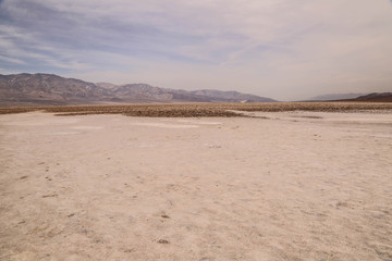 Bizarre Felsformationen und ausgedehnte Salzfelder in malerischer Wüstenlandschaft