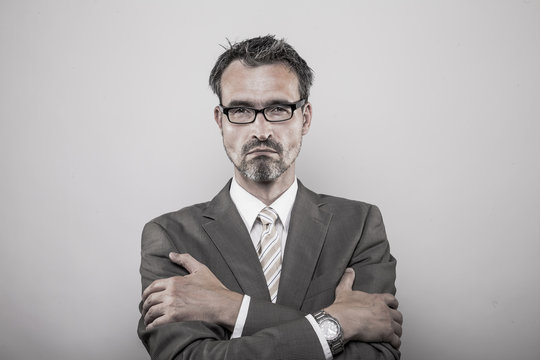 Topmanager mit verschr&auml;nkten Armen und eiskaltem Blick