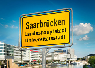 Saarbrücken Ortsschild – Stadtschild vor Hintergrund Berliner Promenade