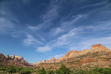 Fototapeta premium beeindruckende rot weiße Felsformationen in unberührter Natur in Amerikas Western