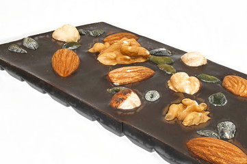 eine Tafel Schokolade mit ganzen Nuessen