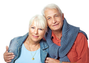  Seniorenpaar Porträt, der Mann hat den Arm um seine Frau gelegt, beide schauen in die...