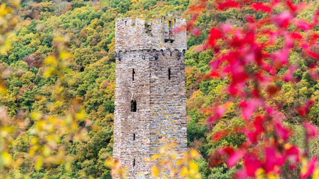 Turm der Philippsburg Ruine in Monreal in der Eifel