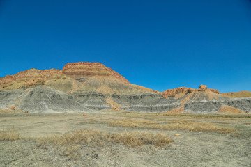 beeindruckender schwarzer Canyon mit kitschig blauem Himmel
