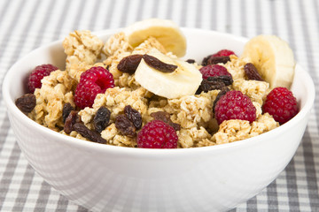 granola with banana, raspberries and raisins