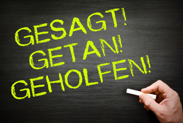 Fototapeta premium Gesagt getan geholfen