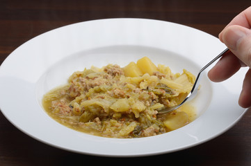 Gabel in Wirsing mit Gehacktem und Kartoffeln
