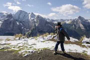 Fototapeta premium Bimbo con la palla di neve