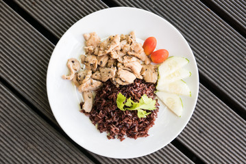 Chicken stir fried with garlic and pepper