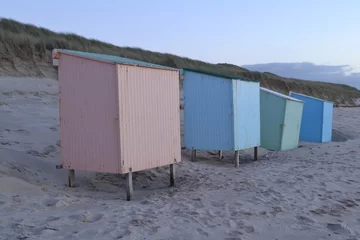 Fototapeten verlaten badhokjes op een herfstig strand © henkbouwers
