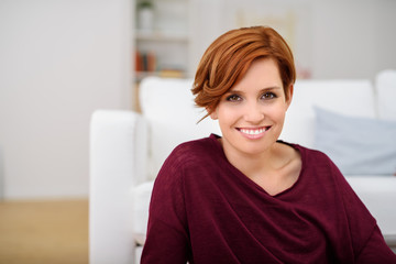 moderne lächelnde frau in ihrer wohnung