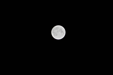 Vollmond mit schwarzem Hintergrund 