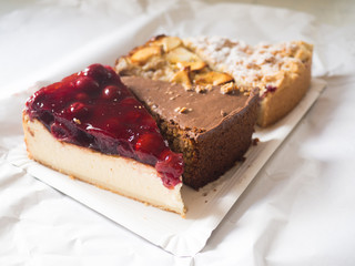 Verschiedene Stücken Kuchen auf einem Pappteller