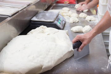 Men preparing pizza dough in pizzeria - 94177152