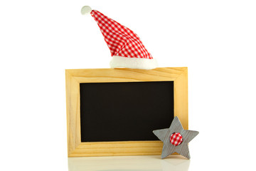 Holztafel mit Weihnachtsmütze vor weißem Hintergrund