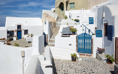 Santorini - The look to typically aisle with he flowers in Oia.