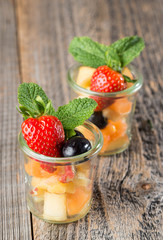 Fruchtbecher auf Holzhintergrund