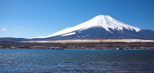 Fototapeta na wymiar Mountain Fuji and Lake Yamanakako in winter season