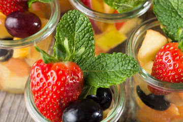 Früchtebecher auf Holzhintergrund