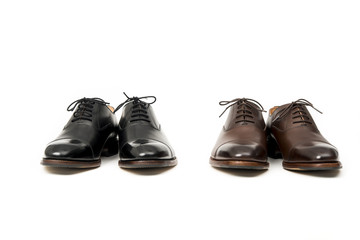 男性用の黒と茶色の革靴　正面