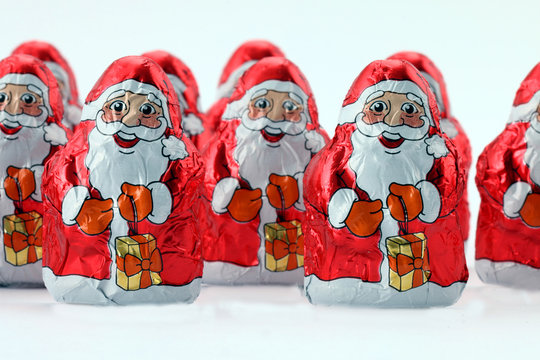 Viele Nikoläuse nebeneinander