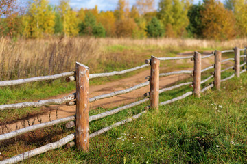 Fototapeta na wymiar wooden fence on a sunny autumn day