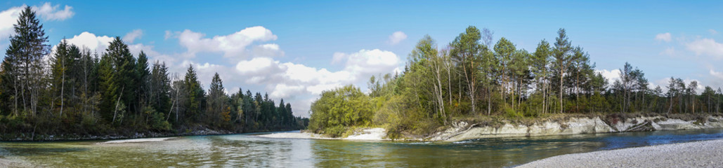 Panoramabild einer Isarkurve bei Wolfratshausen