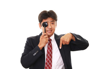 視力検査を受ける男性