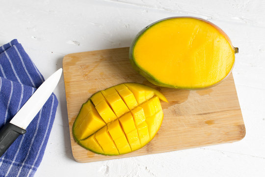 Hand schneidet mango