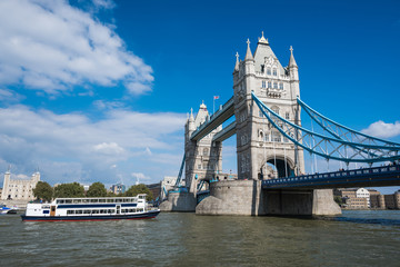 Obraz premium Tower Bridge in sunny day, London, England