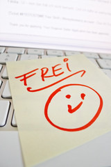 Notiz auf Computer Tastatur: Frei