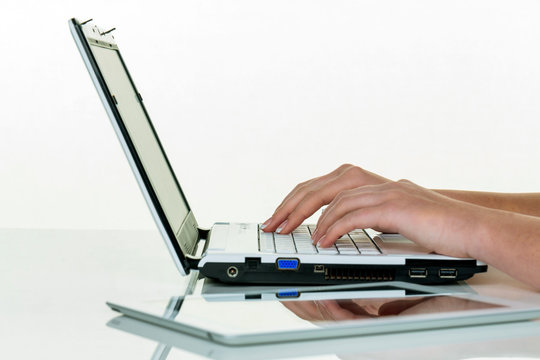 Frau im B&uuml;ro mit Laptop Com puter