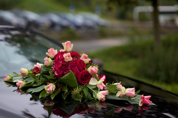 Blumengesteck auf Motorhaube 