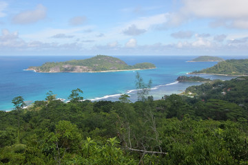 Fototapeta na wymiar Views of the Blue sky, blue sea and islands on Mahe. Seychelles