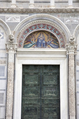 Obraz premium Door and Facade of Cathedral Church in Pisa