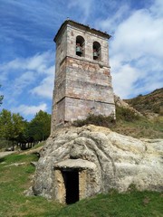 Iglesia de los Santos Justo y Pastor (torre campanario) en Olleros de Pisuerga (Palencia)