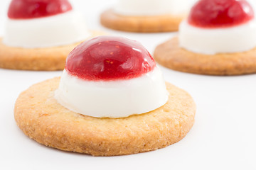 mignon con panna cotta e gelatina di fragola