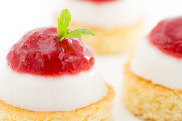 mignon con panna cotta e gelatina di fragola