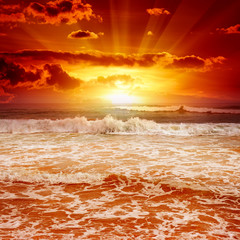 Obraz na płótnie Canvas Beautiful sunset above the sea