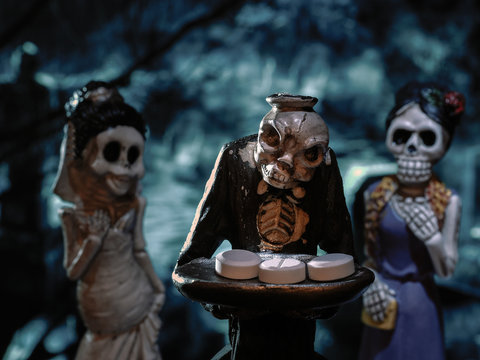 Страшный скелет зомби держит поднос с таблетками. Мистика страх и ужас, темный лес. О вреде лекарственных средств. Наркотики, наркотическая зависимость, смерть