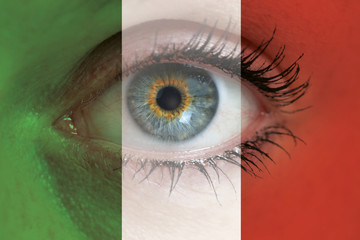 Auge blickt durch Italien Flagge konzept hintergrund makro