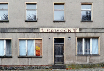 Fototapeta na wymiar Fassade einer leerstehenden HO Gaststätte in Ostdeutschland