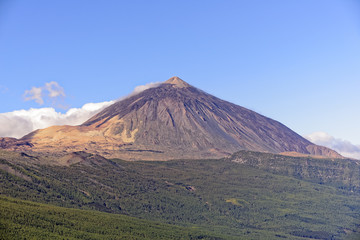 Wolkenfreie Sicht auf den Supervulkan El Teide auf der kanarischen Insel Teneriffa