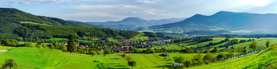 Tuinposter Prachtig panoramisch uitzicht over de vallei vanaf de top van de heuvel © 31etc