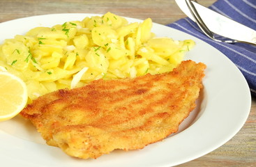 Fischfilet paniert mit Kartoffelsalat