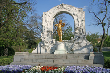 Fototapeta na wymiar VIENNA, AUSTRIA - APRIL 22, 2010: Statue of Johann Strauss in Vienna Stadtpark