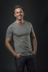 Fototapeta premium Junger Mann im T-Shirt lächelt