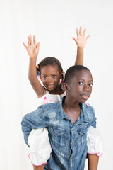 Deux enfants en joie.